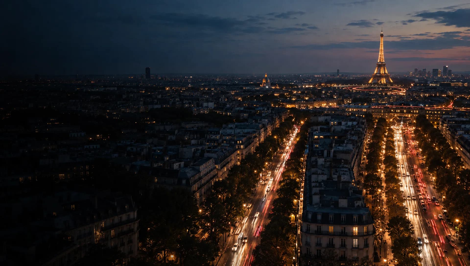 Paris vu du ciel à l’heure bleue, traînées de lumière sur les boulevards